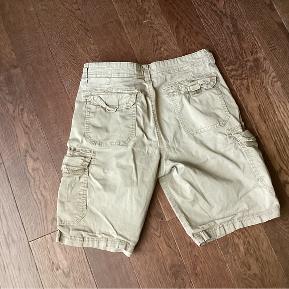 Used men’s khaki cargo shorts - Picture 3 of 4